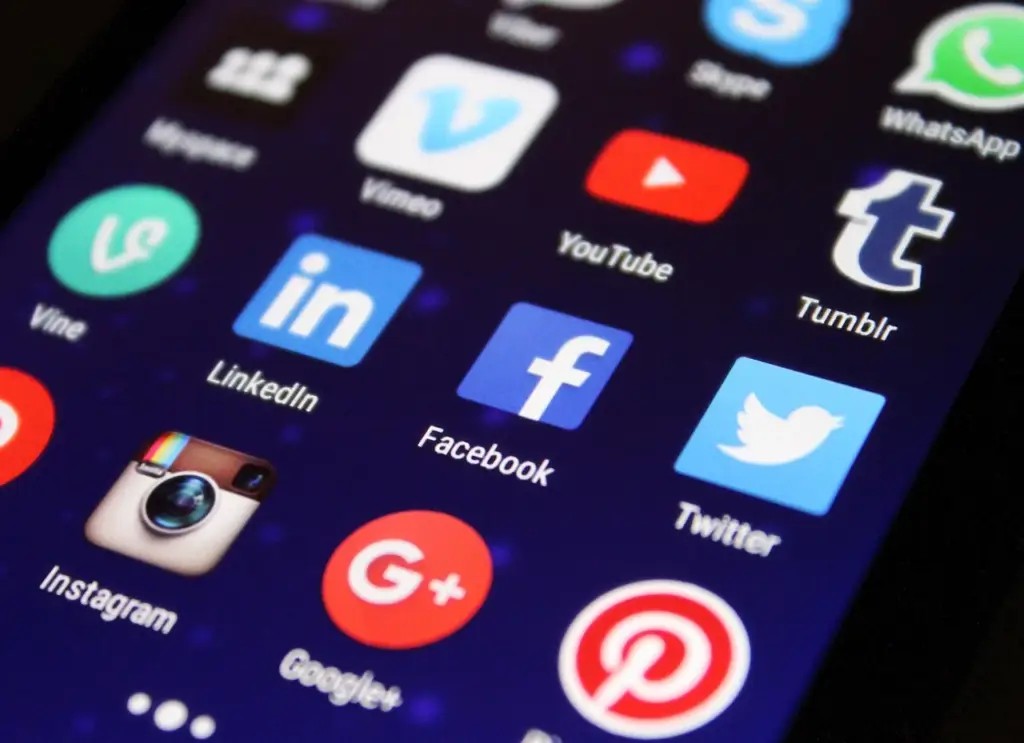Social media posts with sentiment indicators